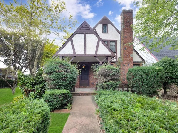 187 Lakeview Avenue, Lynbrook, NY 11563