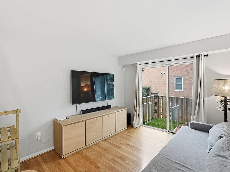 1113 N Vernon St — Photo 6