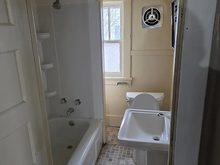 429 S 6th St — Photo 5