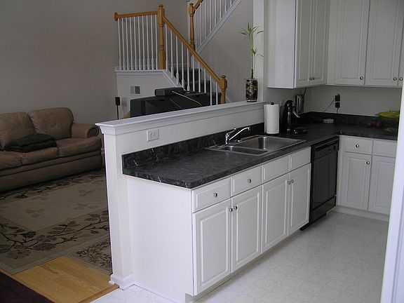 eat-in kitchen