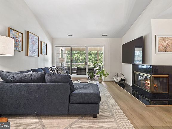 5th image of 110 Biscayne Ct APT 11
