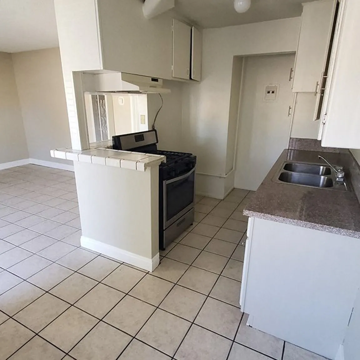 2039 Wallace Ave. — Photo 3