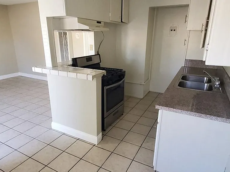 2039 Wallace Ave — Photo 3