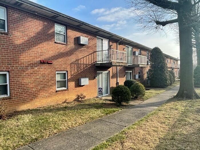 1st image of 7700 Oxford Ave #20