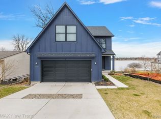 2880 Woodbine Dr, Waterford, MI 48328