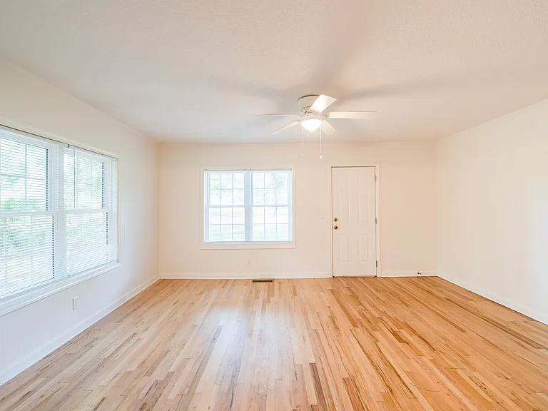 706 E Pinetree Blvd — Photo 50