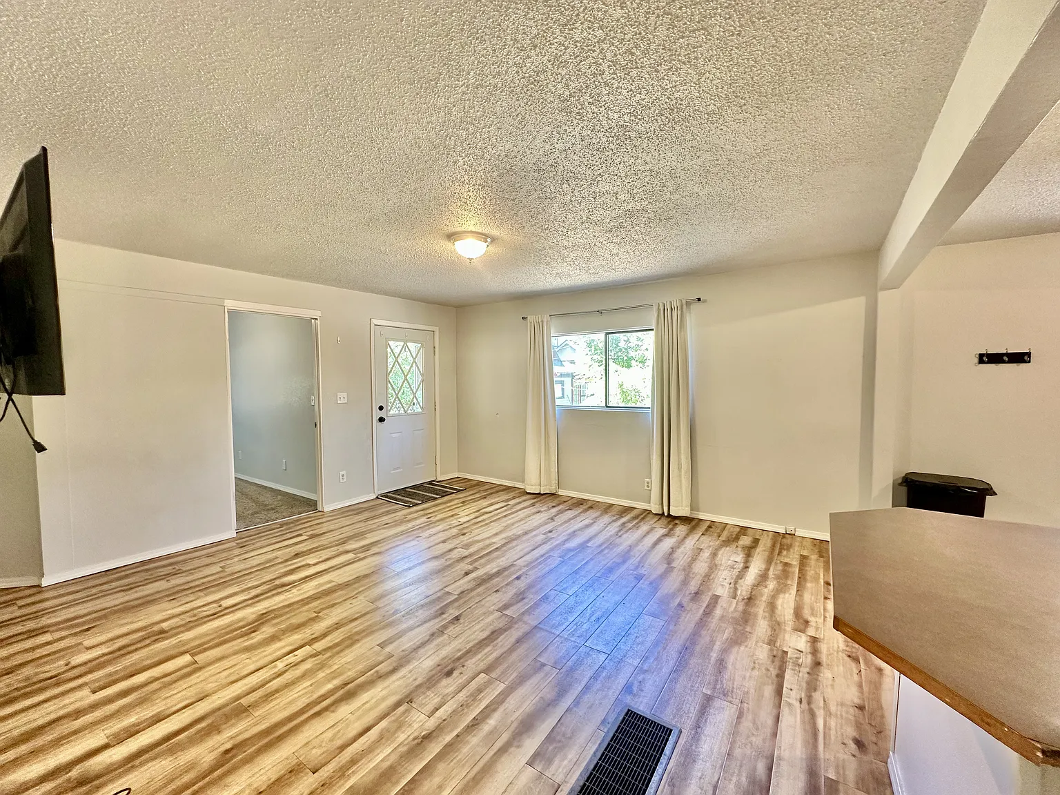 3 bed, 745 sqft, $1,670 — Photo 3