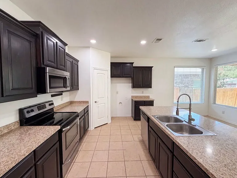 1008 Edgewater Dr — Photo 6
