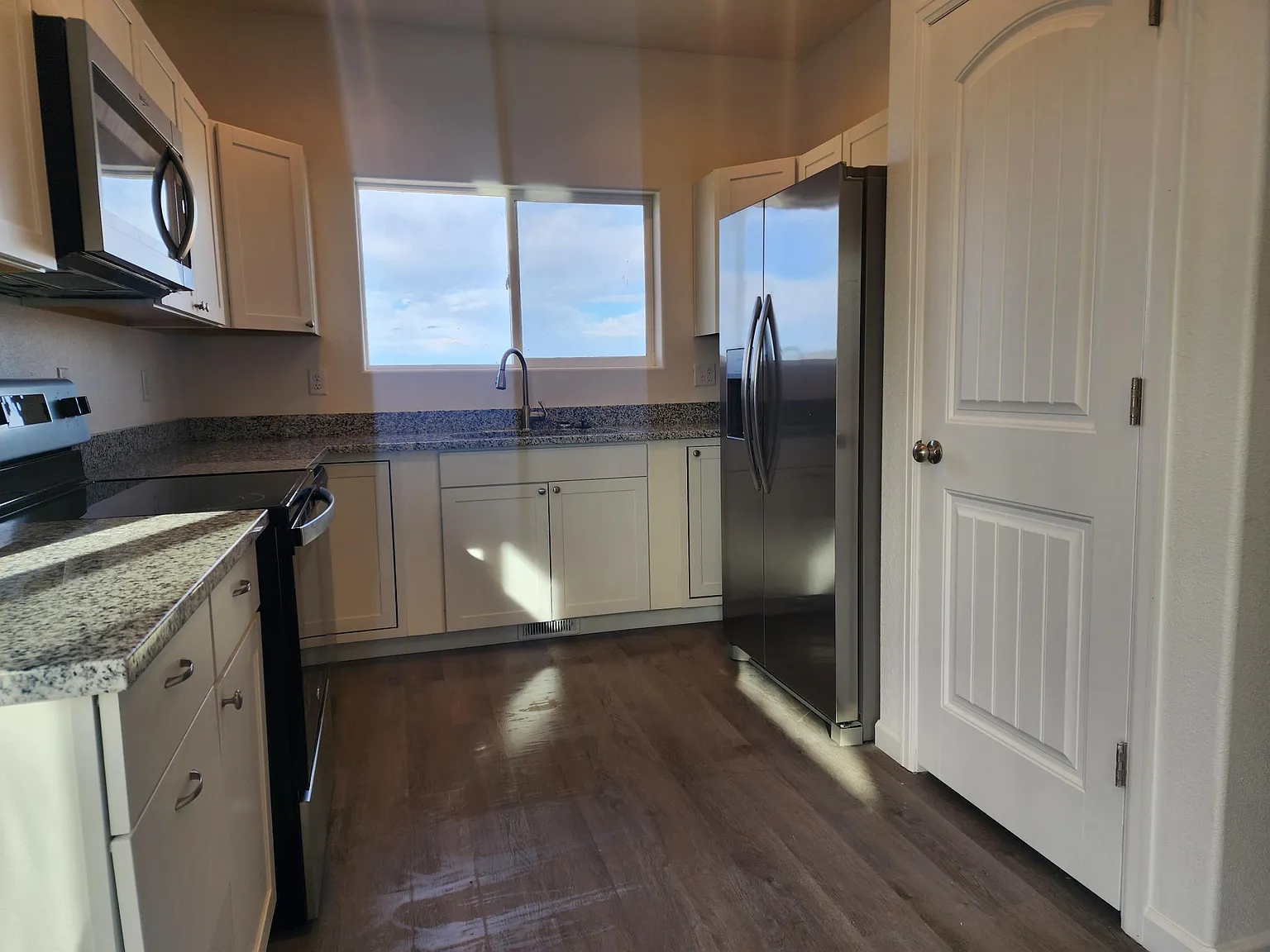3 bed, 1400 sqft, $2,095 — Photo 3
