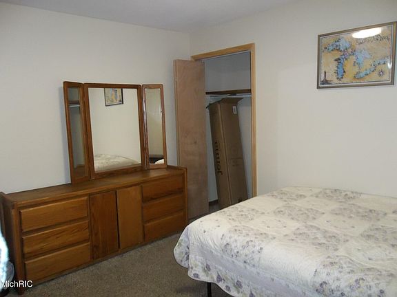 4th image of 1361 E Broadway Ave