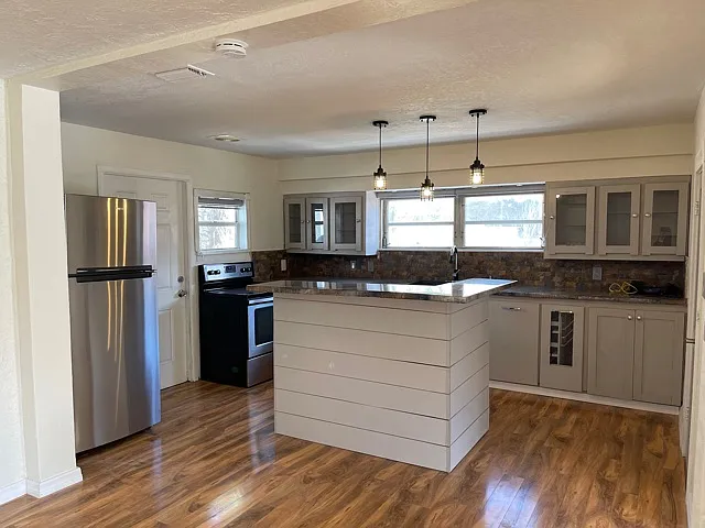 3 bed, 1156 sqft, $1,895 — Photo 3