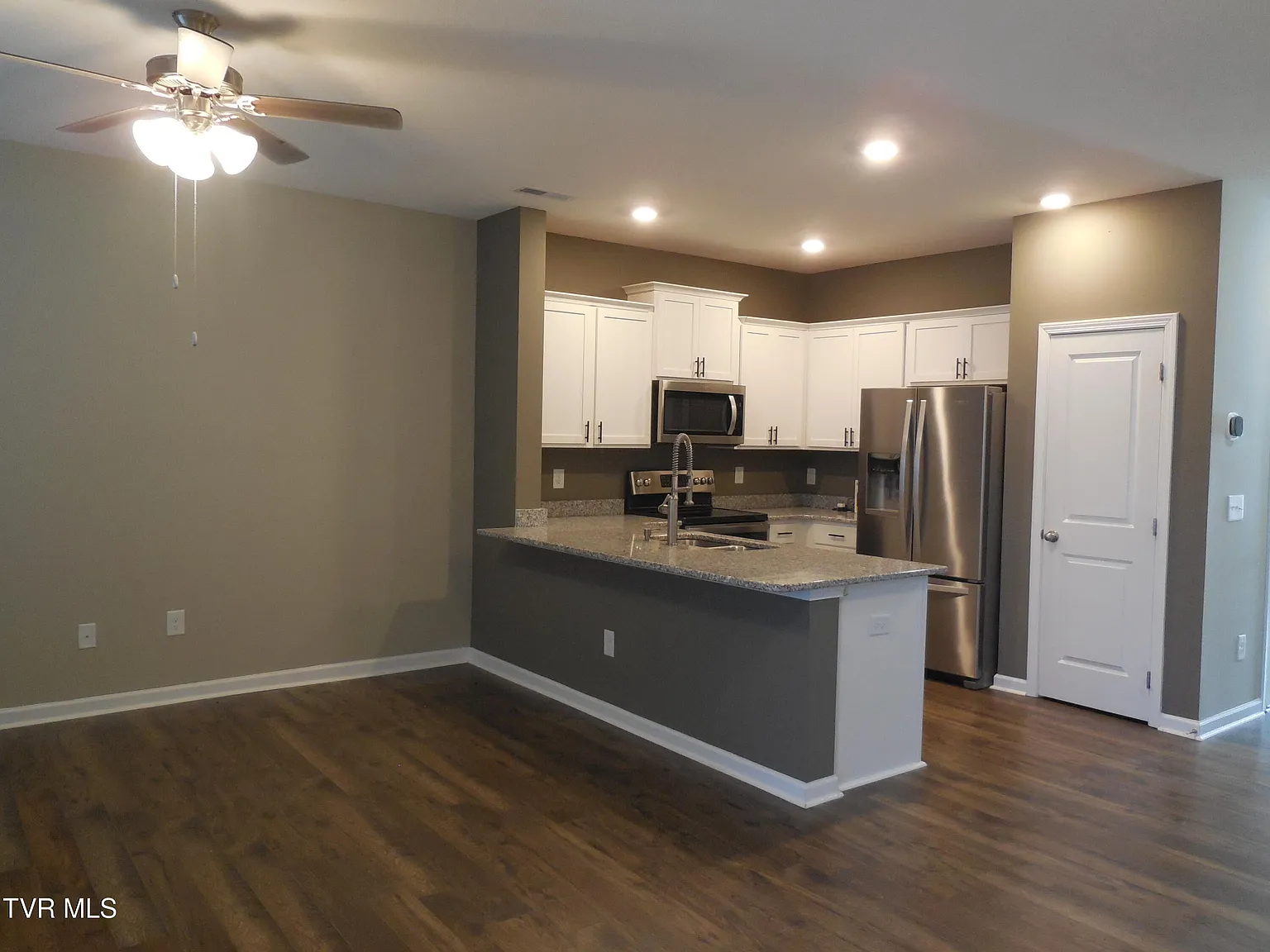 3 bed, 2.5 bath, 1418 sqft, $1,895 — Photo 3