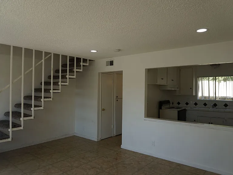 530 Oregon St — Photo 2