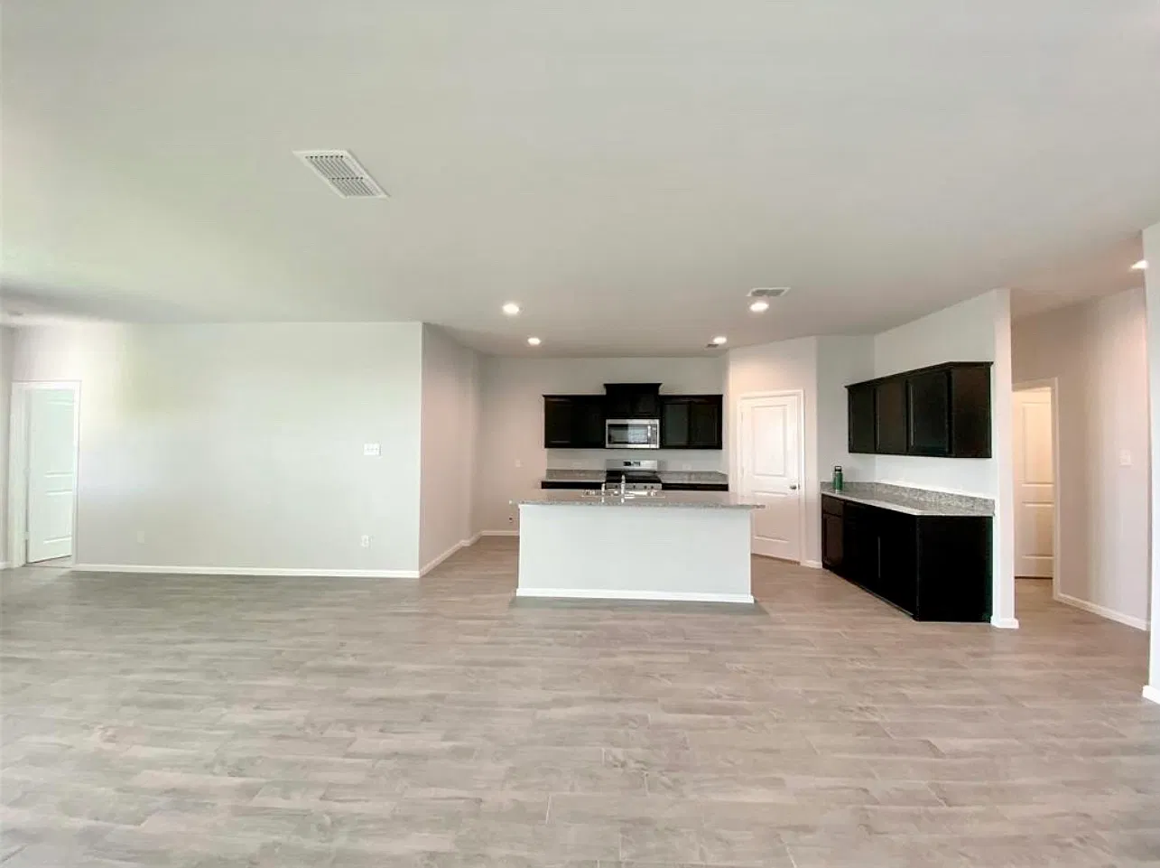 5 bed, 2164 sqft, $2,575 — Photo 4
