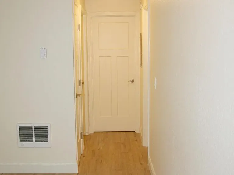 225 SW Kalmia St #A — Photo 11