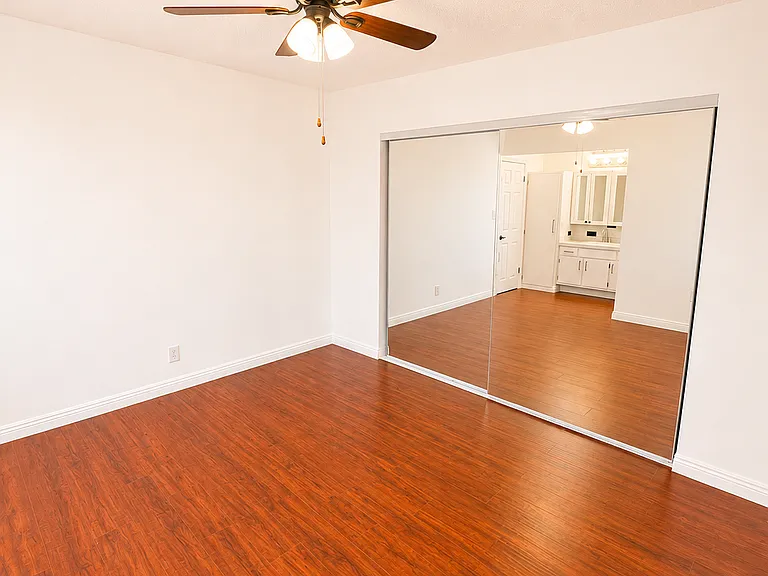 Hollyking Apartments — Photo 50