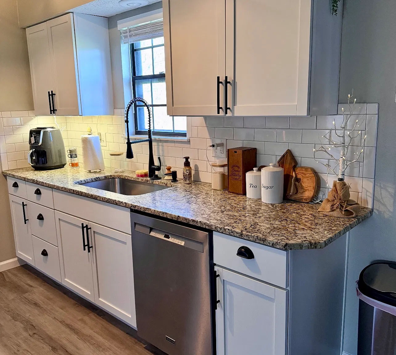 404 NE Highland Ln — Photo 3