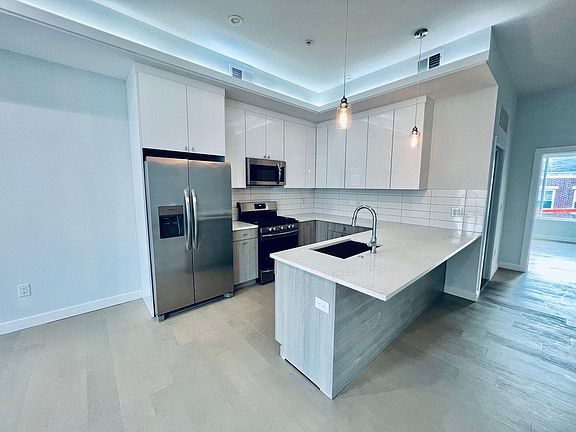 2nd image of 1421 N Franklin St #3E