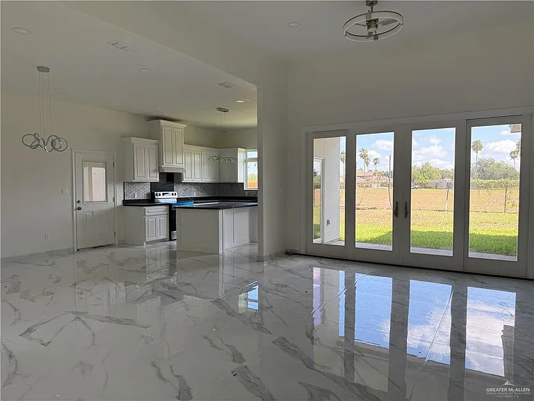 215 Constellation Dr — Photo 3
