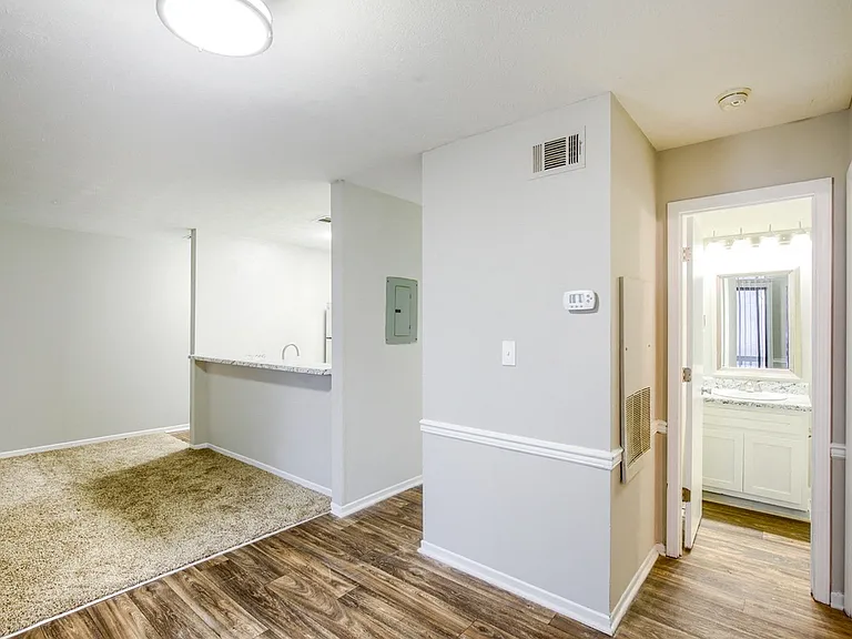 Sandpiper Apartments — Photo 13