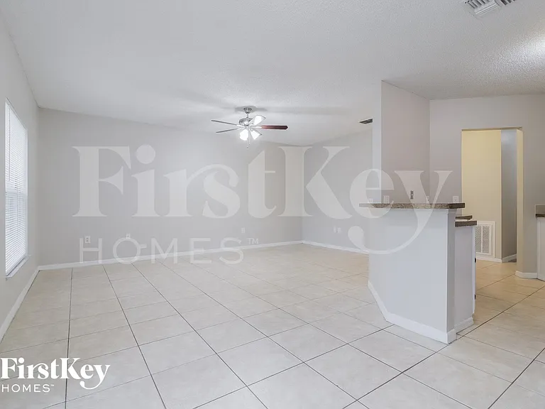 1205 Schumann Dr — Photo 3