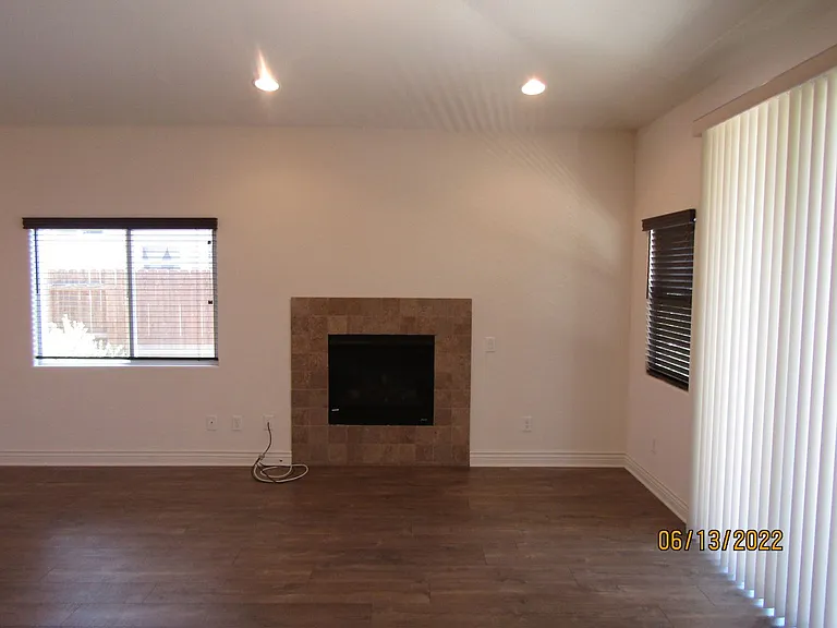 305 Hampton Dr — Photo 8