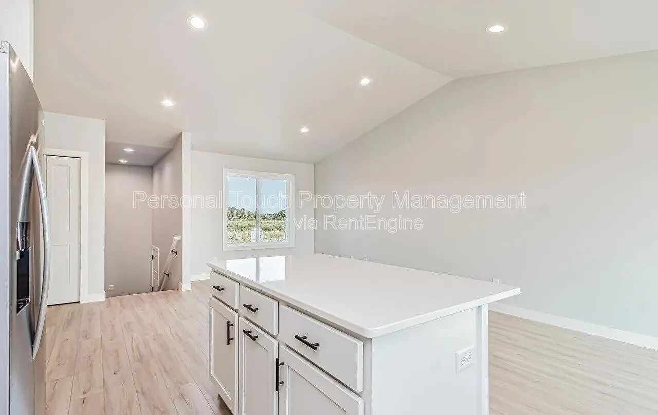 4 bed, 2.0 bath, 1860 sqft, $2,495 — Photo 4