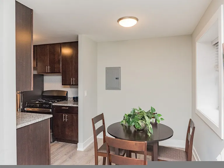 550 W Surf St #311 — Photo 5