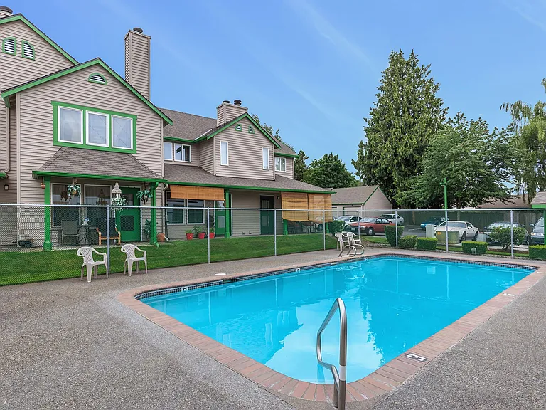 Emerald Court — Photo 10
