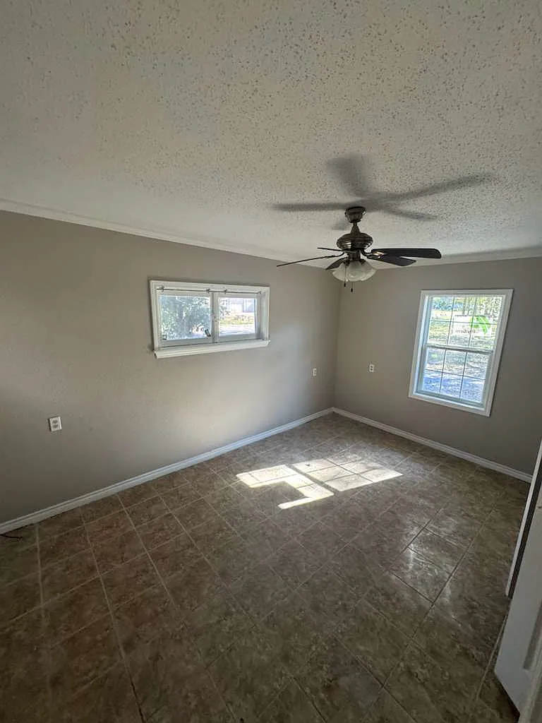 3 bed, 1080 sqft, $1,800 — Photo 2