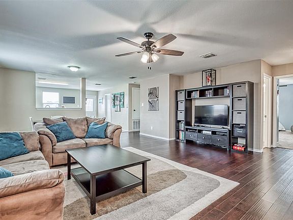 5th image of 715 Ashford Ln