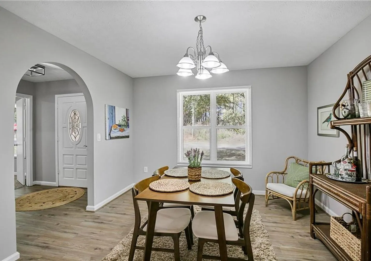 Beautifully Remodeled Home on Large Corner Lot — Photo 4