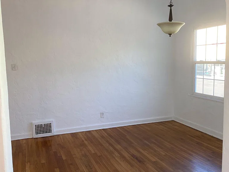 1453 1/2 N Mansfield Ave — Photo 14
