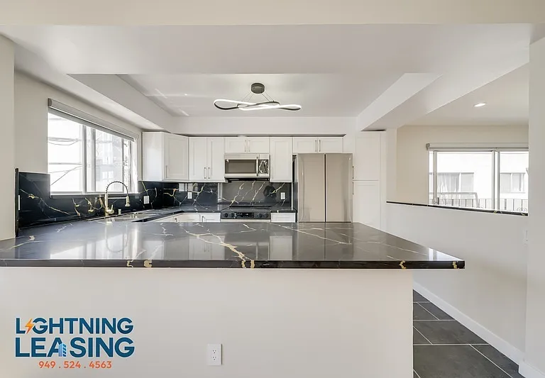 1035 N Hayworth Ave #100 — Photo 16