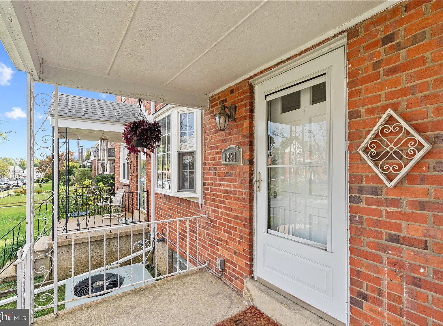 3 bed, 1.5 bath, 1234 sqft, $2,100 — Photo 3