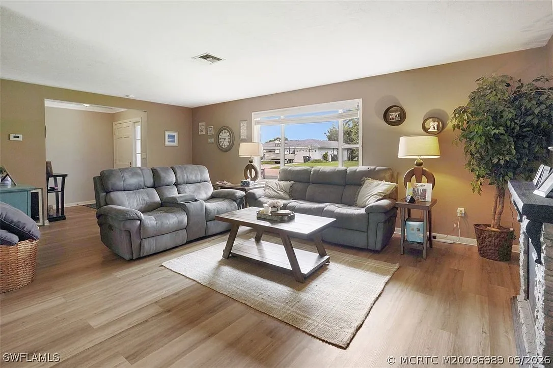 3 bed, 2.0 bath, 2365 sqft, $1,590 — Photo 3