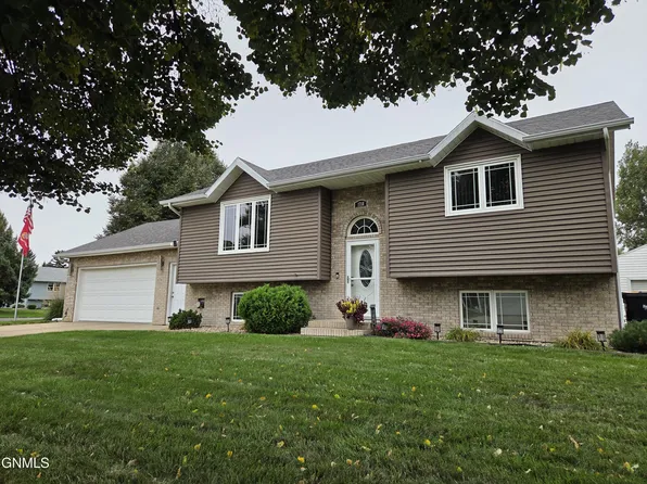 1718 Billings Dr, Bismarck, ND 58504