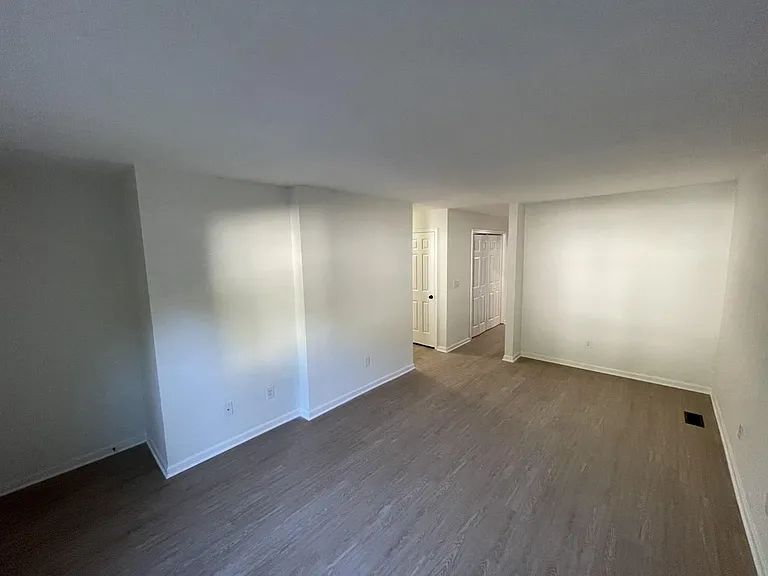 Oak Square Apartments — Photo 5