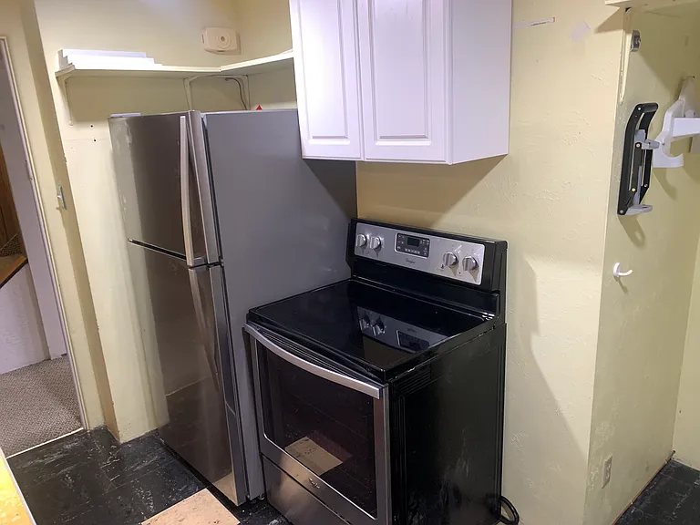 Great stove and fridge makes basement space a perfect suite for shared space living.