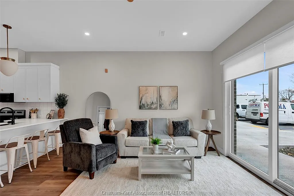 1 bed, 924 sqft, $2,200 — Photo 1
