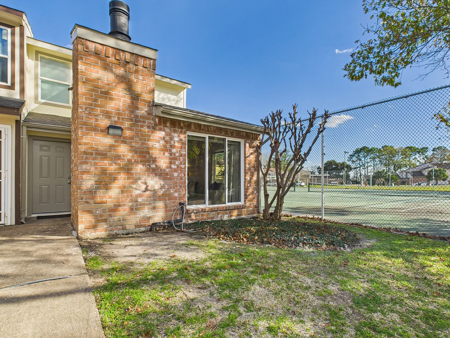 3 bed, 2.5 bath, 1800 sqft, $2,200 — Photo 2