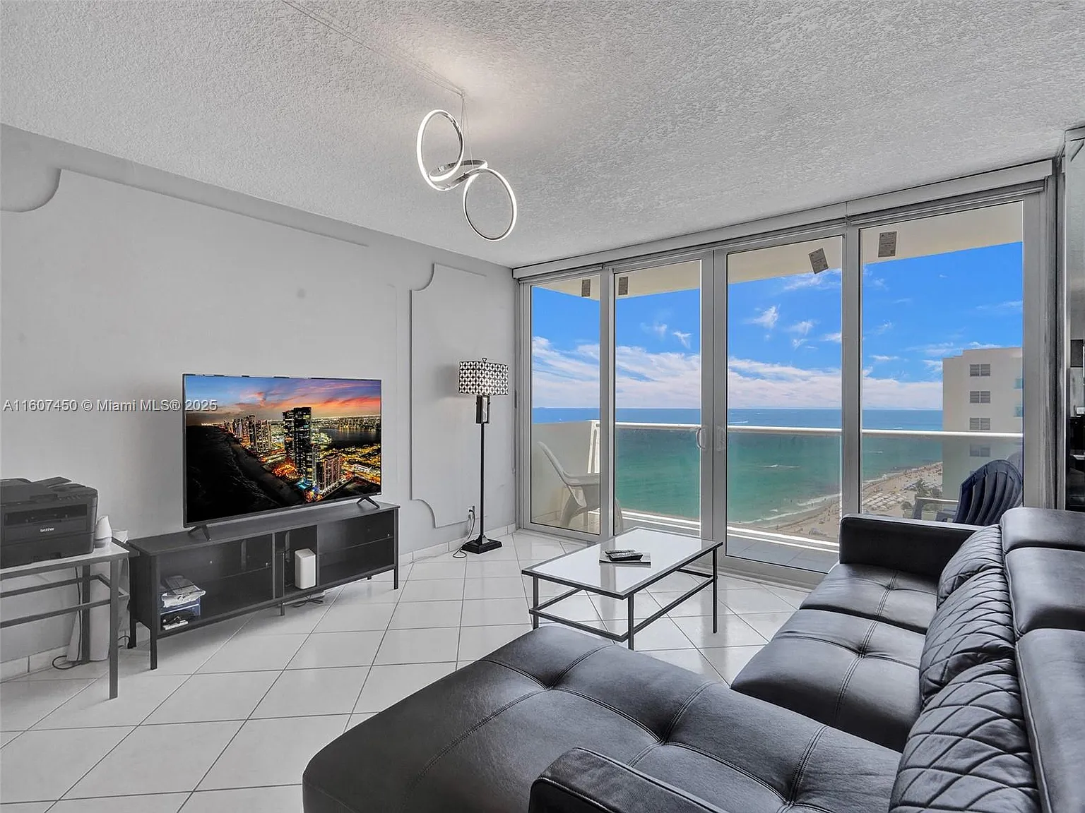 Sea Air Towers Condo — Photo 2