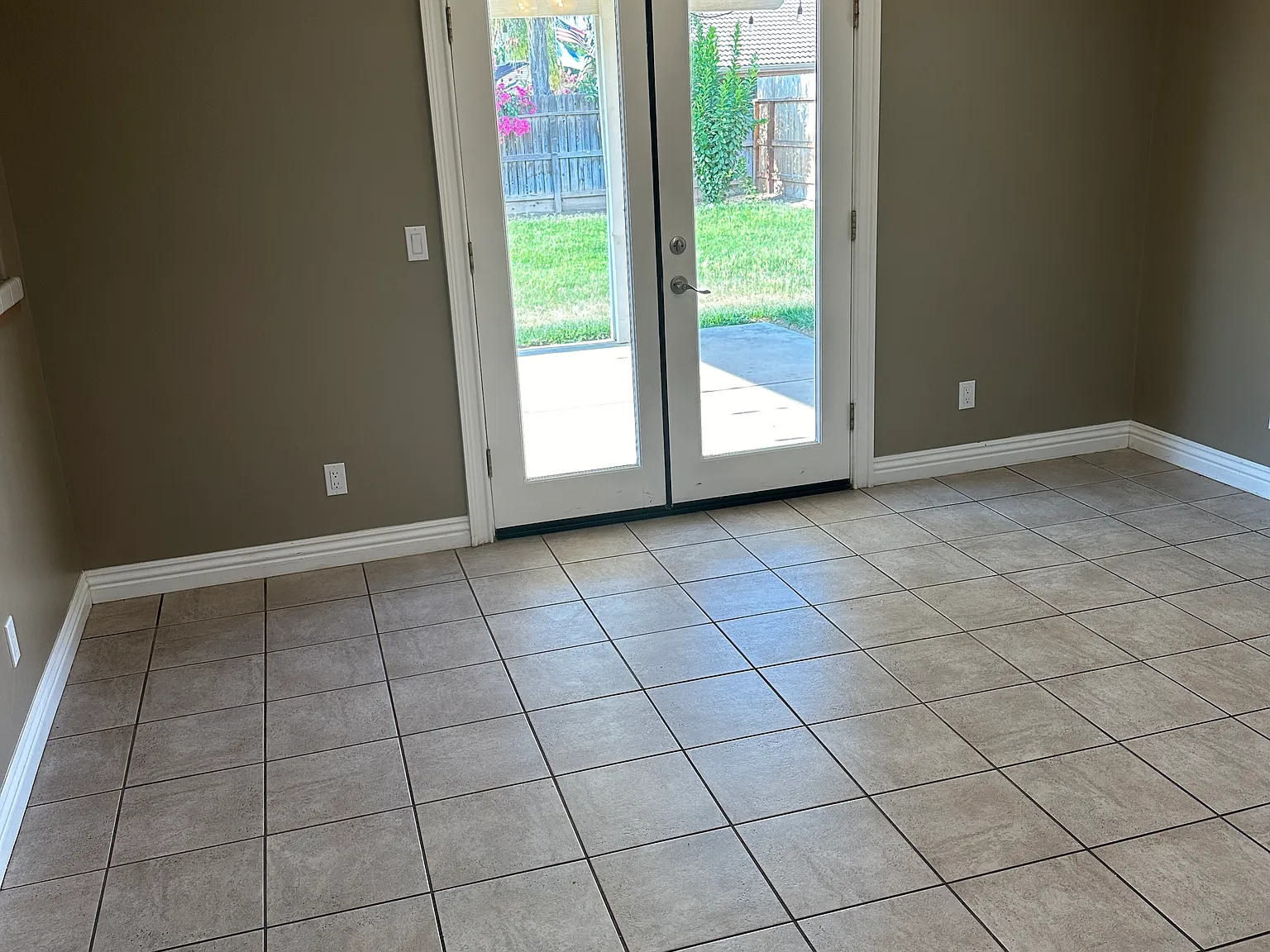 3 bed, 1435 sqft, $2,300 — Photo 2