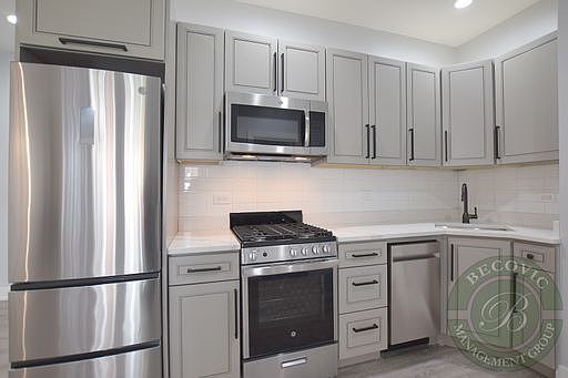 3rd image of 1065 W Glenlake Ave APT 3