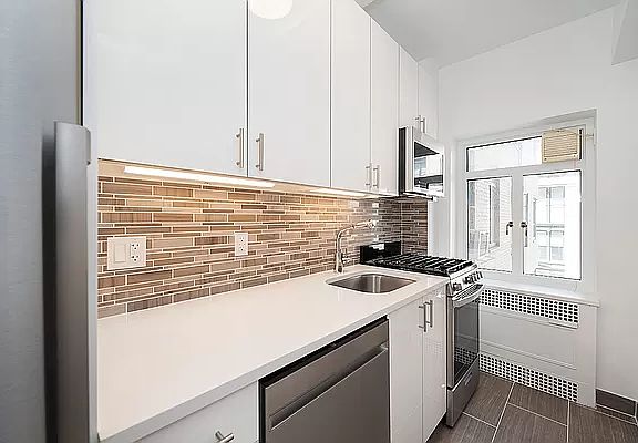 4th image of 20 E 35th St APT 10L