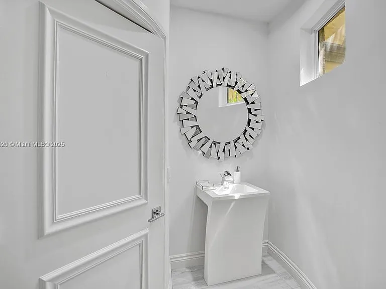 1516 Island Blvd — Photo 17