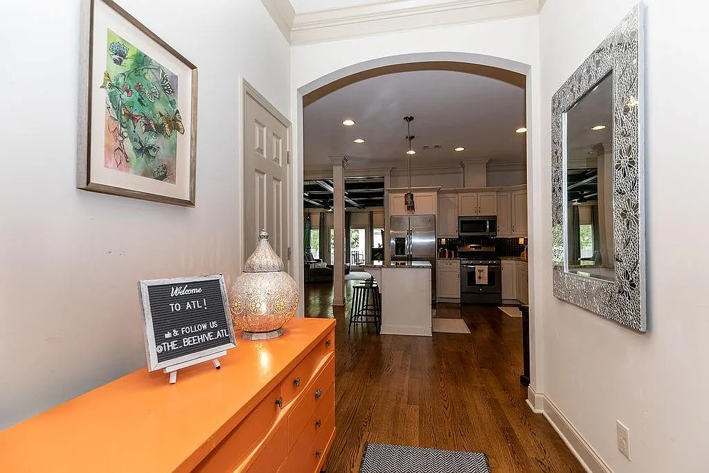 3 bed, 2.0 bath, 1900 sqft, $4,750 — Photo 1