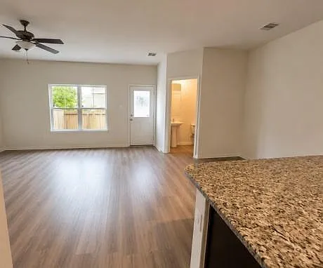 3 bed, 7.0 bath, 1813 sqft, $1,795 — Photo 3