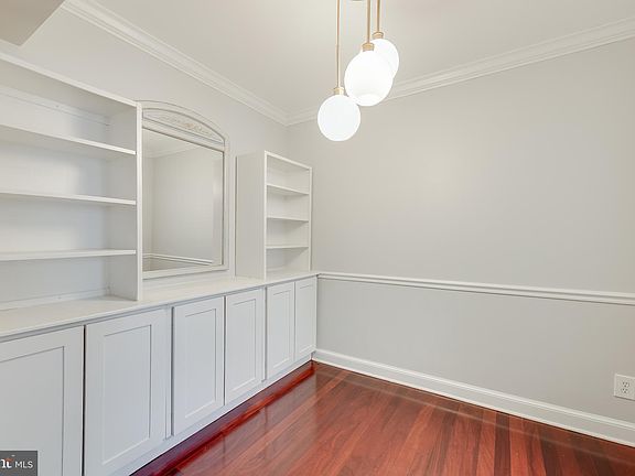5th image of 906 S Washington St APT 111