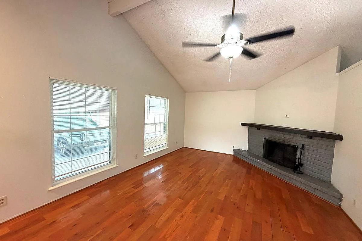 3 bed, 1.0 bath, 1196 sqft, $2,000 — Photo 2